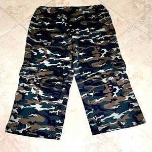 KOS USA Camo Crop Capri Pants L Large